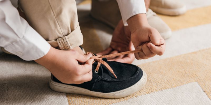 Bambino allaccia scarpe