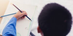 bambino impugna una matita