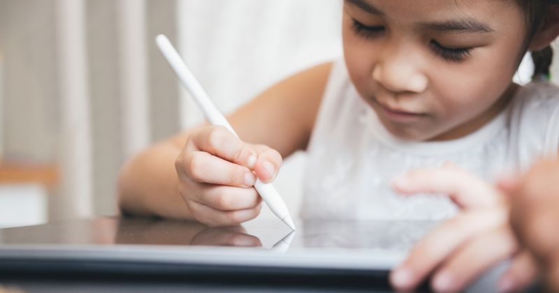 bambino scrive ipad
