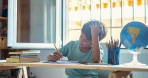 bambino che studia